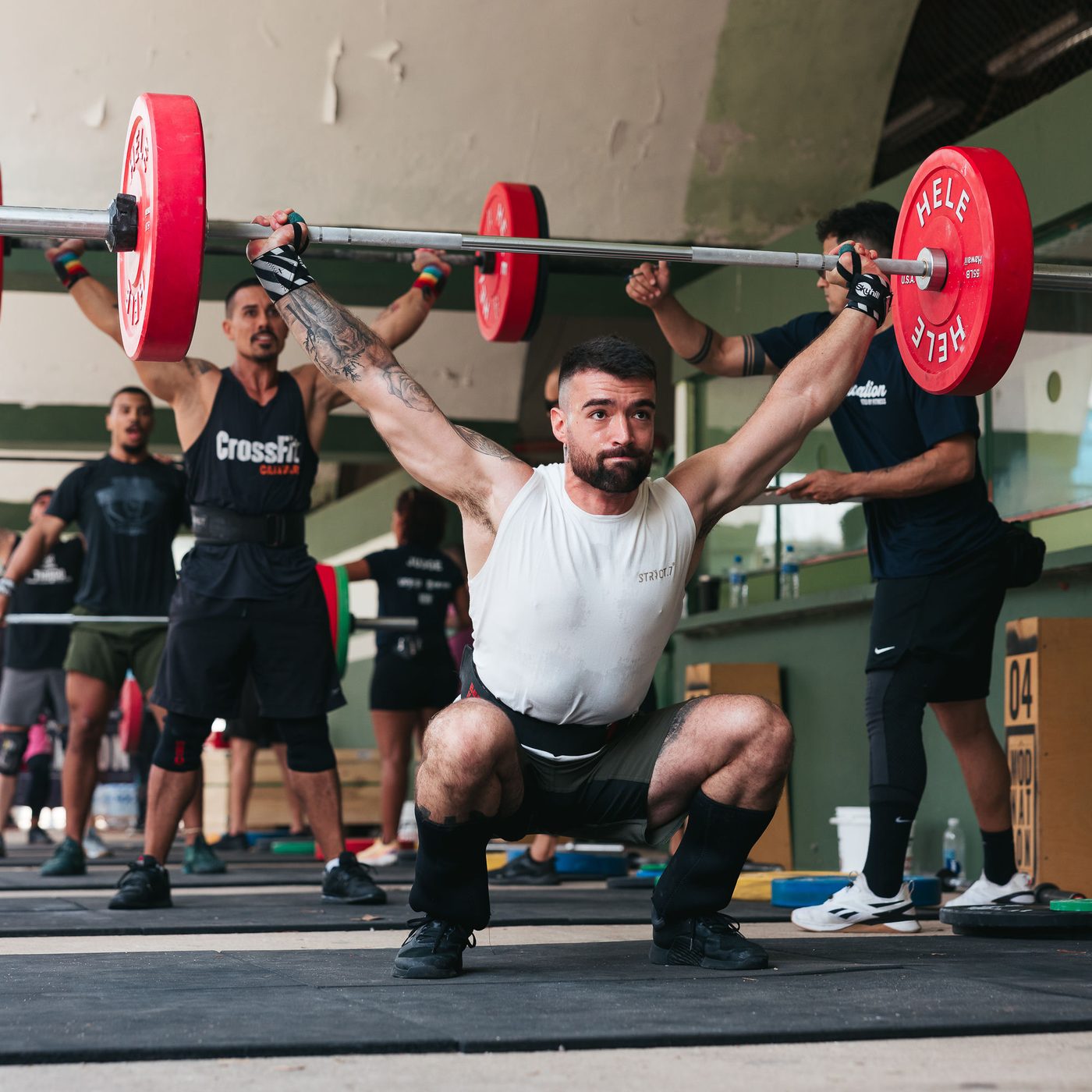 Atleta em levantamento overhead squat