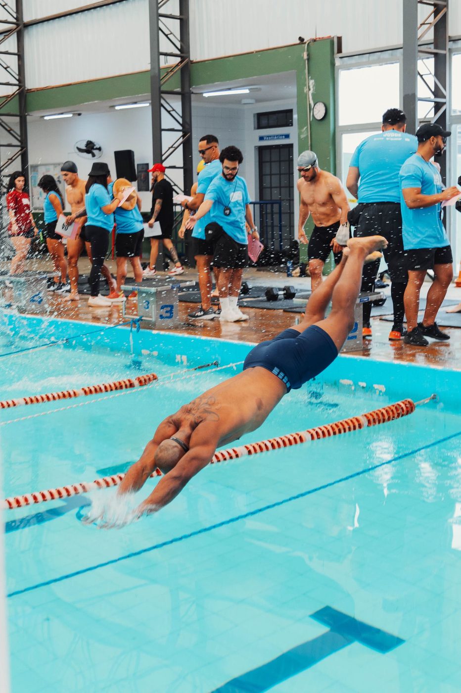 Largada da natação na piscina