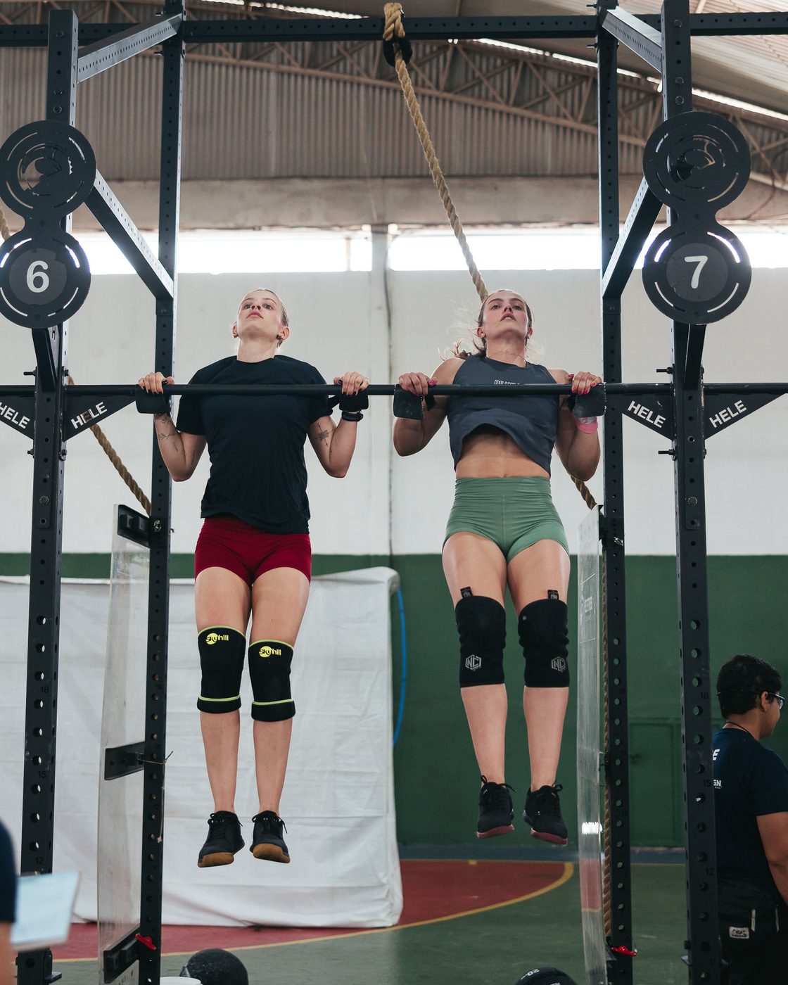 Atletas no rig de barras