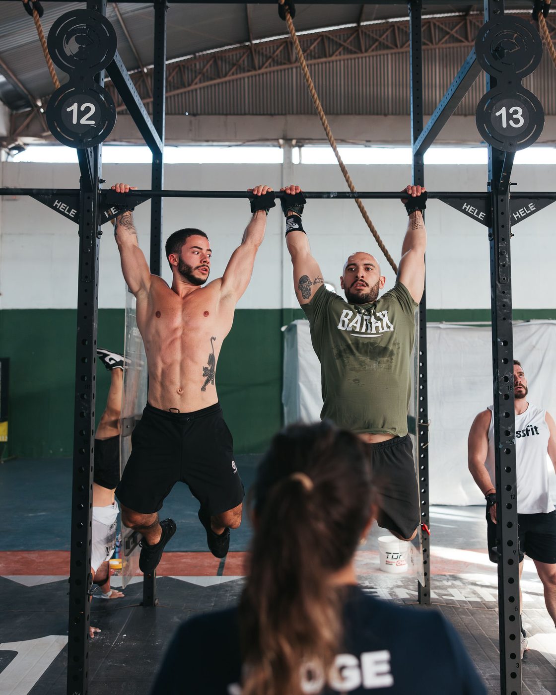 Atletas em barra fixa no rig