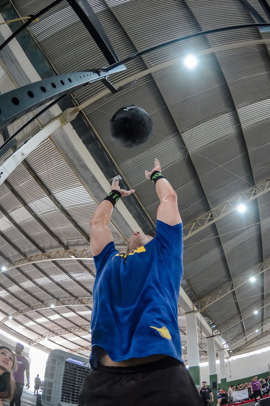 Atleta em wall ball